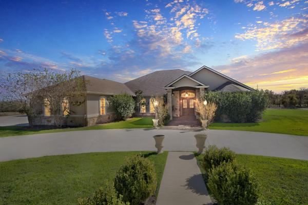 A la foto es mostra l'objecte Luxurious 4-Bedroom Oasis with Private Pool situat a la ciutat de Seguin.