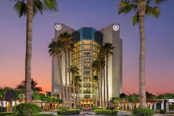 A la foto es mostra l'objecte Sheraton Jeddah Hotel situat a la ciutat de Jiddah.