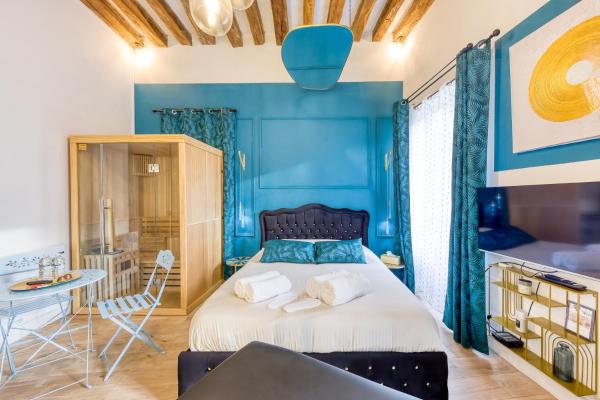 A la foto es mostra l'objecte Suite bien être - jacuzzi et sauna / love room situat a la ciutat de Arpajon.
