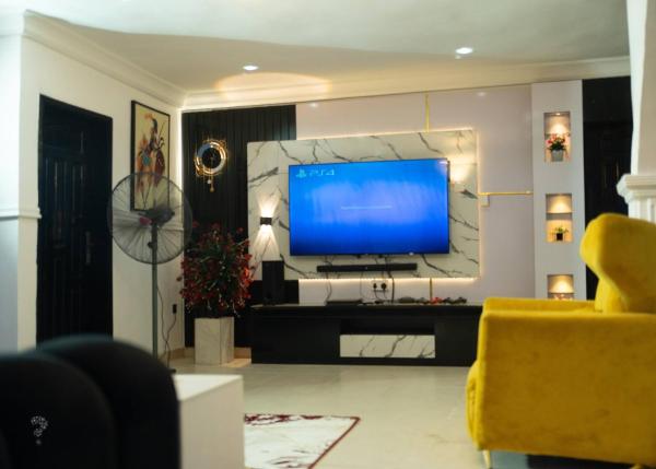 3 Bedroom Luxury Apartment with Pool -24Hrs Power -PS4, Lagos