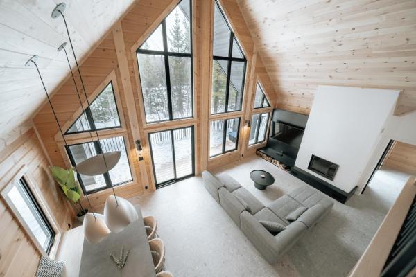 На фото показан объект Le Mitik Tremblant - SPA - LACS - PLAGES - JEUX, расположенный в городе Saint-Rémi-dʼAmherst.
