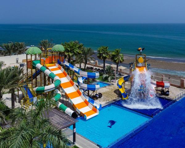 Na foto é possível ver o objeto Radisson Blu Hotel & Resort, Sohar localizado na cidade de Falaj al Qabāʼil.