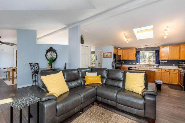 På bildet vises objektet Charming 3-Bedroom Home in Bend with Hot Tub Game Room & Spacious Family Dining som ligger i byen Bend.