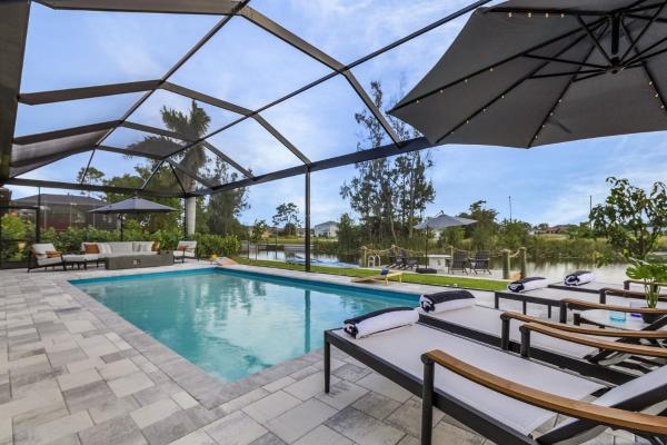 Canal Tranquility, Heated Saltwater Pool -Lazy Turtle Retreat - Roelens - Cape Coral, FL