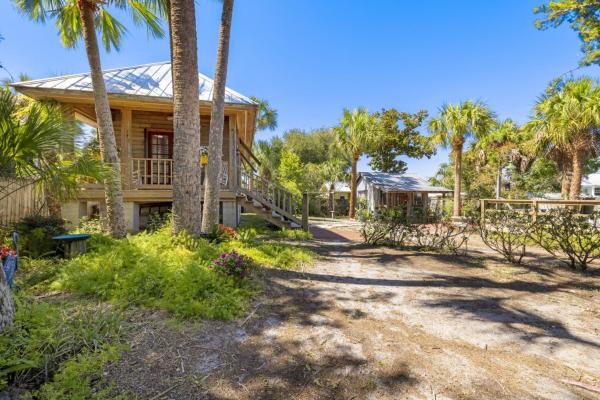 Na fotografii je vidět objekt Cedar Hill Depot nacházející se ve městě Cedar Key.