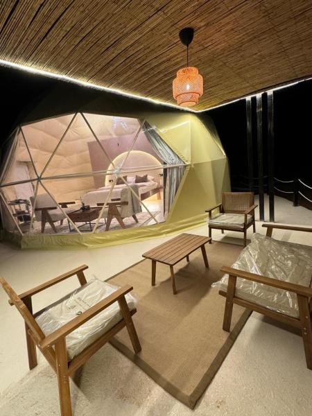 På billedet ses objektet Sunset domes private camp beliggende i byen Al Raka.