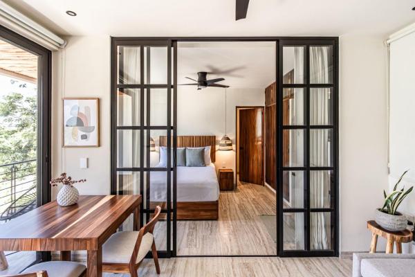 Na zdjęciu widoczny jest obiekt Lux Jungle Studio Near Beach położony w mieście Tulum.