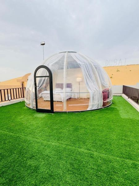 A la foto es mostra l'objecte Desert Night Camping situat a la ciutat de Dubai.