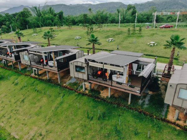 A la foto es mostra l'objecte UHAUS Train Cabin Resort situat a la ciutat de Ban Kui Yae.