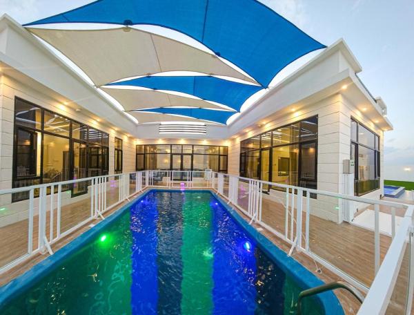 照片显示了位于Kharmāʼ市的Sama Chalet物件。