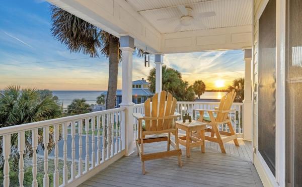 The photo shows the Sea of Cedar Key located in the city of Cedar Key.