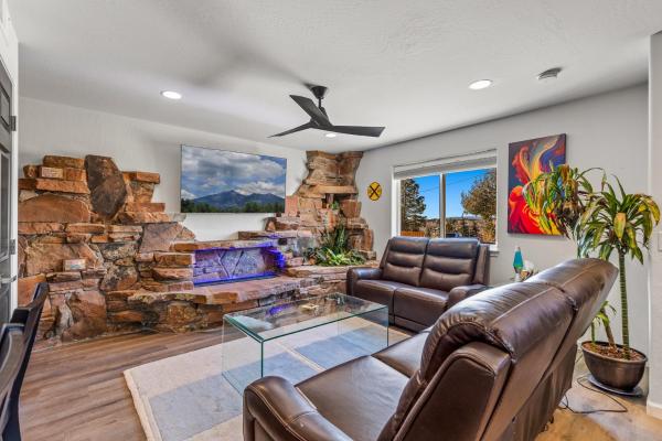 A la foto es mostra l'objecte Decorated for the Holidays! 2BDR Home in Downtown Flagstaff situat a la ciutat de Flagstaff.