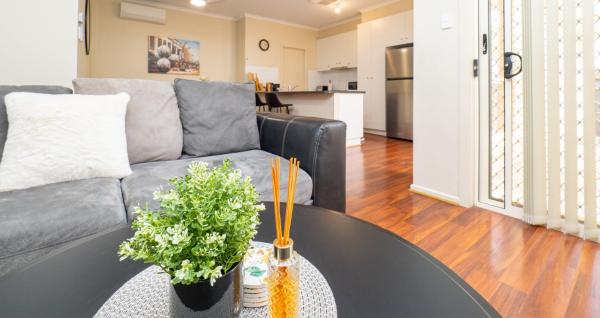 På bildet vises objektet 4 BR Home with Garage- 5 minute walk to shops, takeaway, cafe and two supermarkets som ligger i byen Munno para Downs.