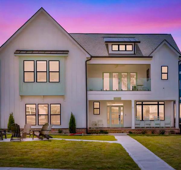 På bildet vises objektet Stunning Lakefront Getaway som ligger i byen Winchester.
