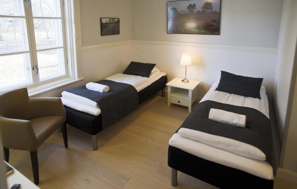 Na fotografii je vidět objekt Örö Kasarmihotelli nacházející se ve městě Hitis.