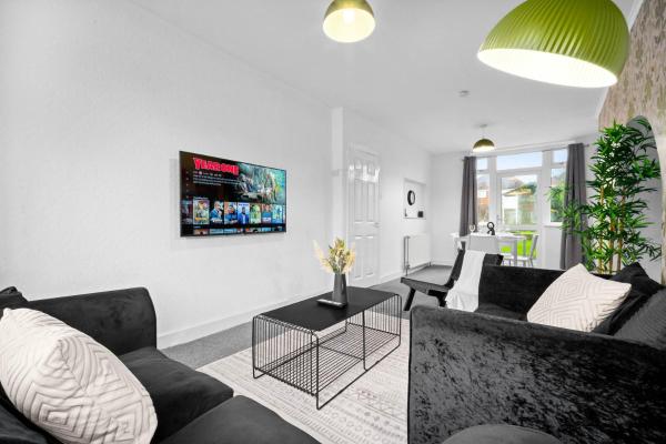 Stylish 3 Bedroom House - Parking - Garden - Great Barr - Netflix - Top Rated -121J, Birmingham