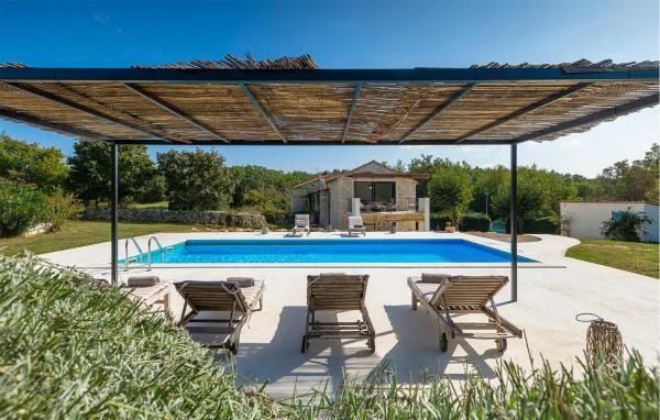 A la foto es mostra l'objecte Villa Natura situat a la ciutat de Poreč.
