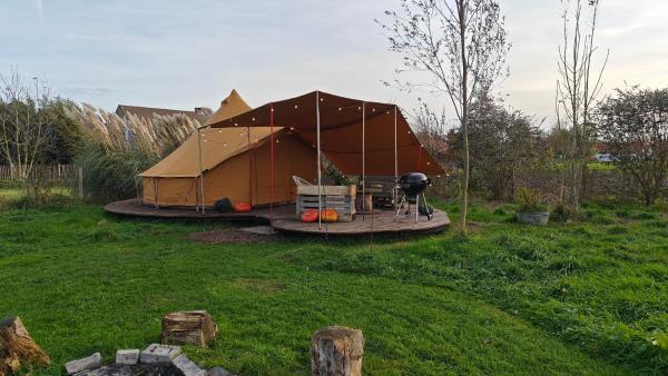 Na zdjęciu widoczny jest obiekt Au Pied Du Trieu, the glamping experience położony w mieście Labroye.