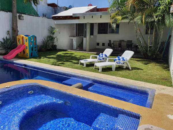 Na fotografii je vidět objekt Casa Tulipanes nacházející se ve městě Cuernavaca.