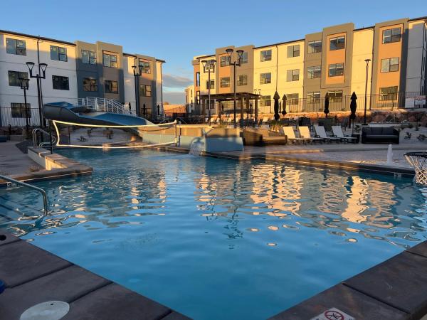 A la foto es mostra l'objecte New Resort Condo Near Zion Great for Families Pools Water Slide situat a la ciutat de Hurricane.