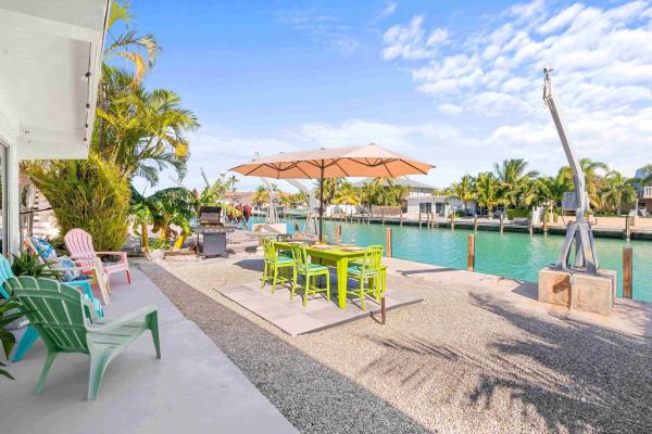 På billedet ses objektet Seabreeze Cove Waterfront Gem 38 foot Dock Cabana Club beliggende i byen Marathon.