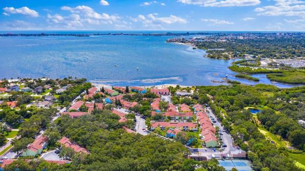Waterfront Escape Private Beach 2 Pools - Pinellas Park, FL