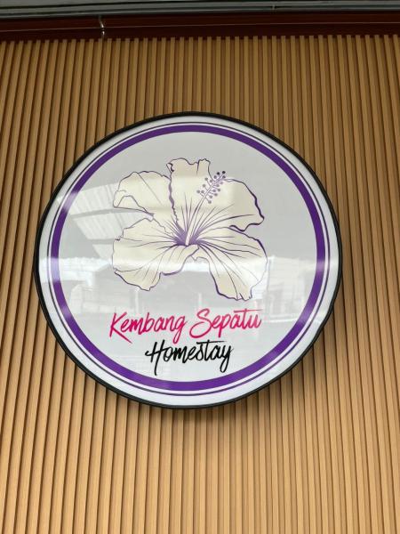 The photo shows the Kembang Sepatu Homestay located in the city of Sentool.