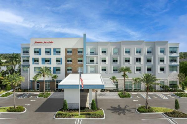 Na zdjęciu widoczny jest obiekt Hampton Inn & Suites Naples South położony w mieście Naples.