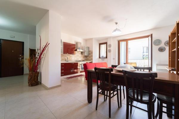 写真にはアルゲーロ市にあるFragola Apartmentが写っています。