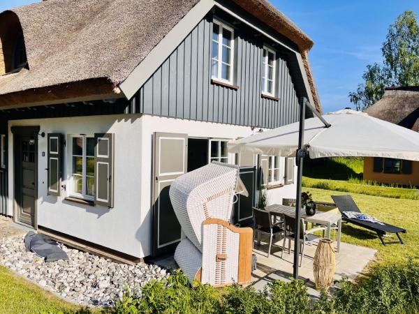 Nella foto è visibile l'oggetto Ferienhaus Küstenkind Feriendorf 08 Klein Stresow Rügen by ruyastay situato nella città di Putbus.