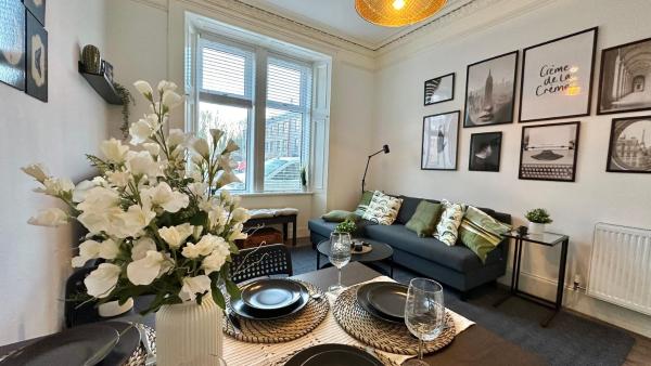 A la foto es mostra l'objecte Bright and spacious apartment near Glasgow situat a la ciutat de Dalmuir.