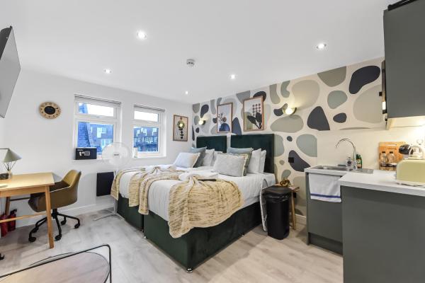 Chic & Trendy Designer Studio with Full Kitchen, London