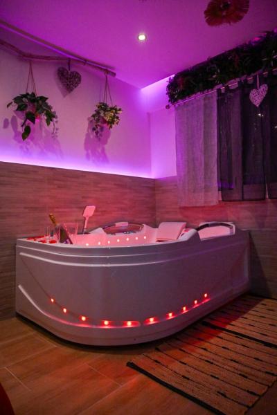 A la foto es mostra l'objecte Love Room Luxe Près de la Mer situat a la ciutat de Fréjus.