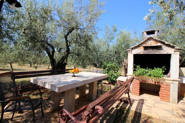 A la foto es mostra l'objecte Hundefreundliches Apartment nur 250 Meter zum Strand mit mediterranem Garten situat a la ciutat de Poreč.