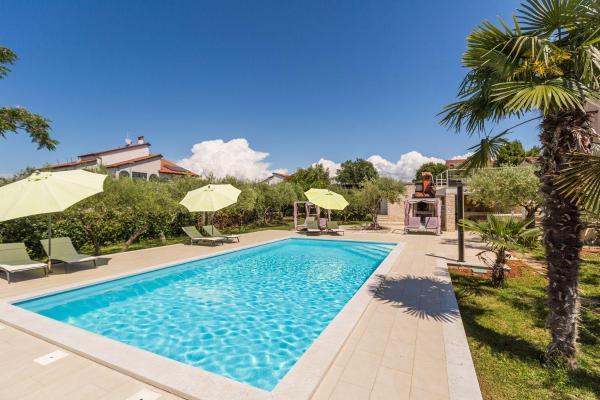 A la foto es mostra l'objecte Idyllisches Apartment nur 250 Meter zum Strand mit Pool, Meerblick, Grillbereich, Liegen situat a la ciutat de Poreč.