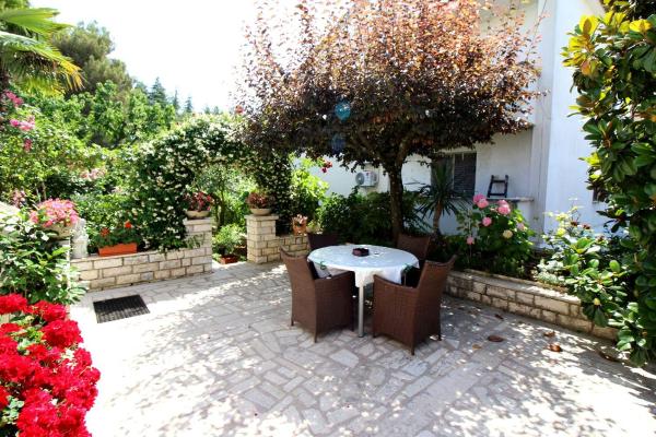 A la foto es mostra l'objecte Modernes Apartment mit privater Terrasse, Grillbereich, Spielplatz, Liegen, Privatparkplatz situat a la ciutat de Poreč.