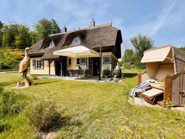 Nella foto è visibile l'oggetto Ferienhaus Herrlich 01 Feriendorf Klein Stresow Rügen by ruyastay situato nella città di Putbus.