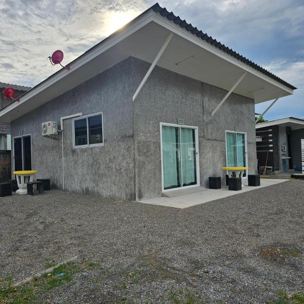 Na zdjęciu widoczny jest obiekt บ้านสวนอินทนนท์รีสอร์ท-Modern House położony w mieście Chom Thong.