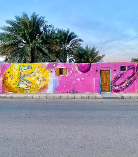 写真にはダハブ市にあるبيت ماعت Beit MaAtが写っています。