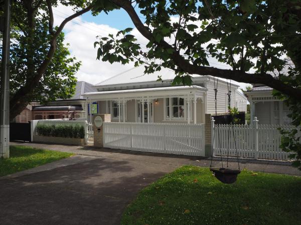 Grey Lynn Villa with Sky Tower View, Auckland