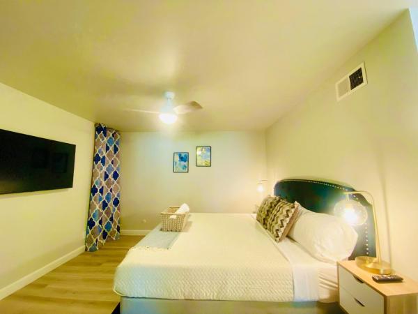A la foto es mostra l'objecte Cheerful 4 bed, 2 bath with pool near Disneyland situat a la ciutat de Placentia.