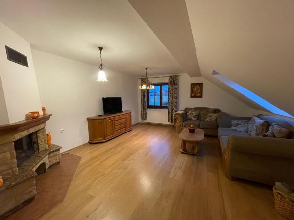 Na zdjęciu widoczny jest obiekt Apartmán Pod Javorovým położony w mieście Tyra.