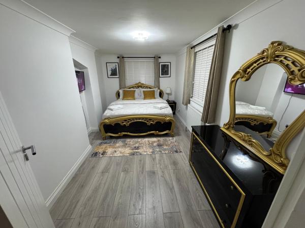 Modern London 2-Bed Flat Sleeps up to 5, London