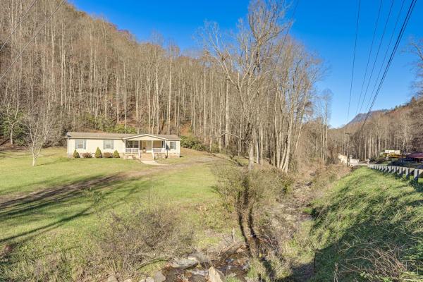 A la foto es mostra l'objecte Creekside Haven with Fire Pit Near Nantahala River situat a la ciutat de Beechertown.