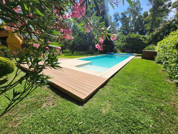 The photo shows the Casa quinta en Brandsen located in the city of Ángel Etcheverry.