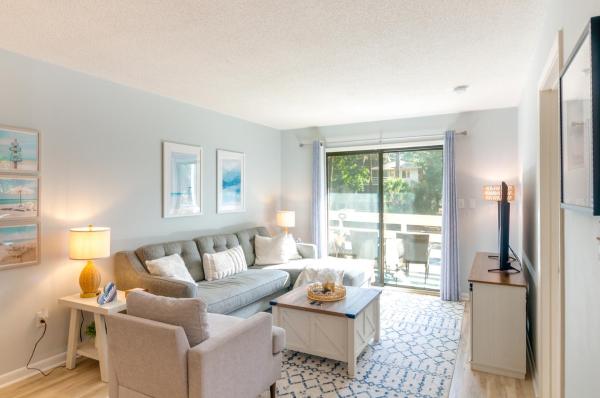 Walk To Beach: Condo W/ Balcony In Hilton Head! - Hilton Head Island, SC