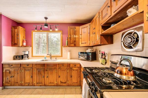 Rustic Intervale Hideaway with Deck and Wooded Views!の写真9