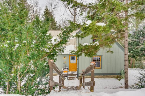 Rustic Intervale Hideaway with Deck and Wooded Views!の写真3
