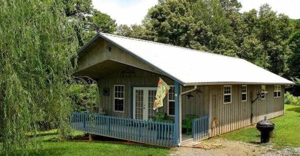 A la foto es mostra l'objecte Country Cottage - 2 Bedrooms, 1 Baths, Sleeps 6 cabin situat a la ciutat de Del Rio.