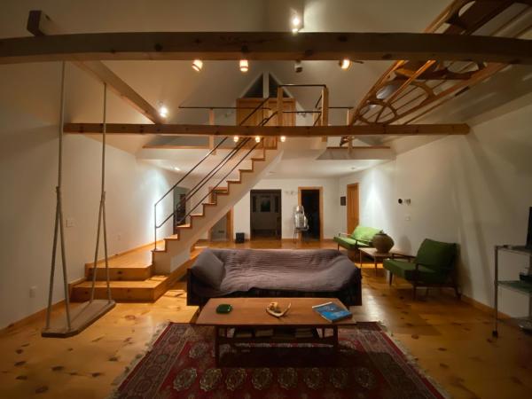 A la foto es mostra l'objecte Barton City Lodge situat a la ciutat de Curran.